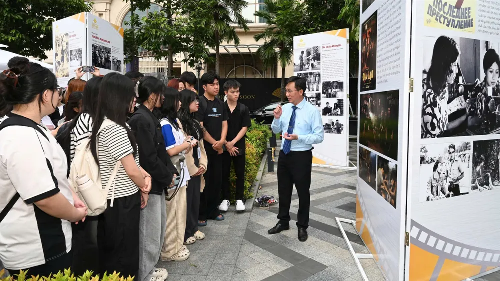 Un număr mare de vizitatori au venit la expoziția „Orașul Ho Și Min se ridică odată cu țara prin perspectiva cinematografiei”. Foto: DUNG PHUONG