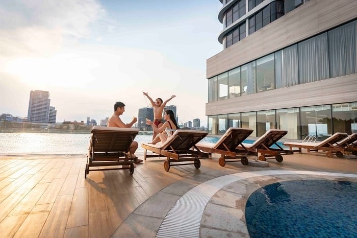 Du khách tận hưởng kỳ nghỉ tại một khu nghỉ dưỡng ở Đà Nẵng