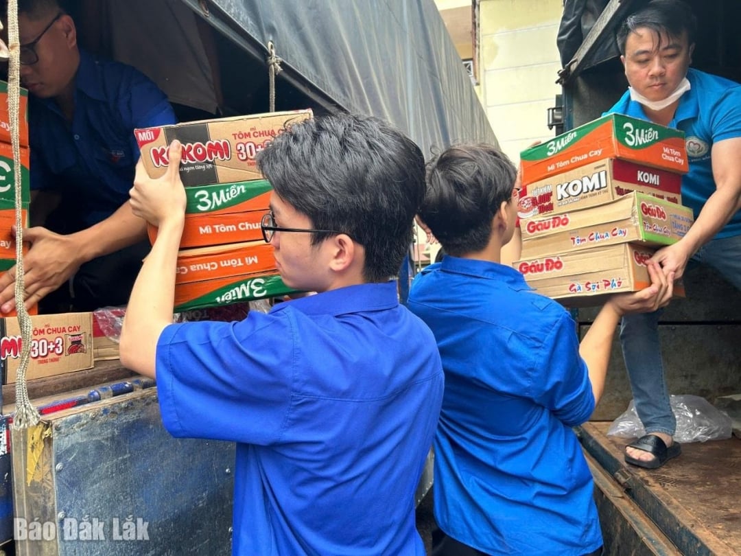 Přijímat a třídit nezbytné věci a posílat je lidem v oblastech postižených povodněmi.