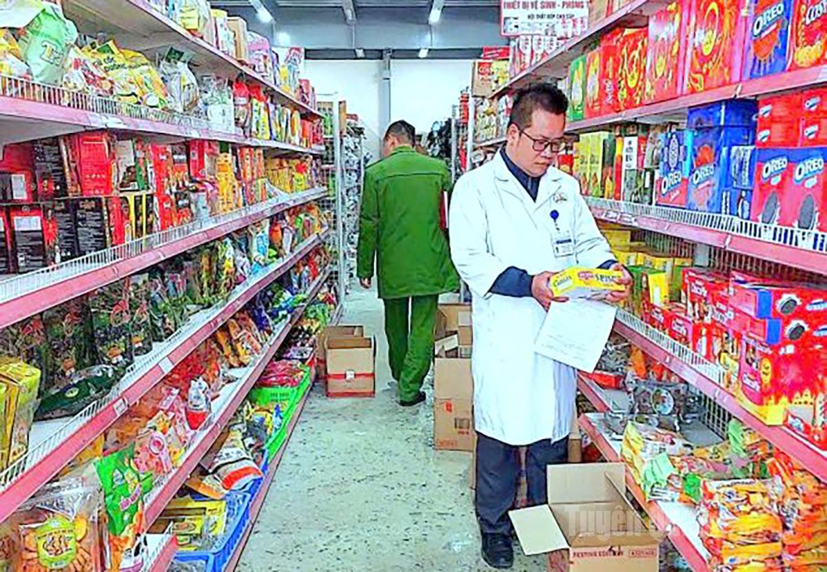 ក្រុមការងារអធិការកិច្ចនៃឃុំផុងបាង បានចុះពិនិត្យទីតាំងអាជីវកម្មដែលបម្រើក្នុងពិធីបុណ្យ