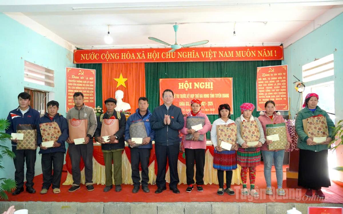 쩐 마잉 로이 동지, 도당 상무위원회 위원, 도당위원회 선전 및 대중 동원 위원회 위원장께서는 나쁜 관습을 근절하는 모범 가정에 선물을 전달하셨습니다.