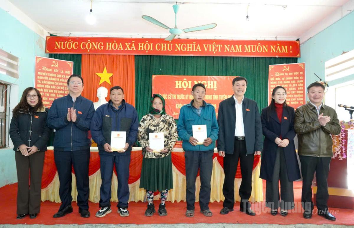 투옌꽝성 인민위원회 대표단은 공동체 내 가난한 가정에 선물을 전달하고 격려했습니다.