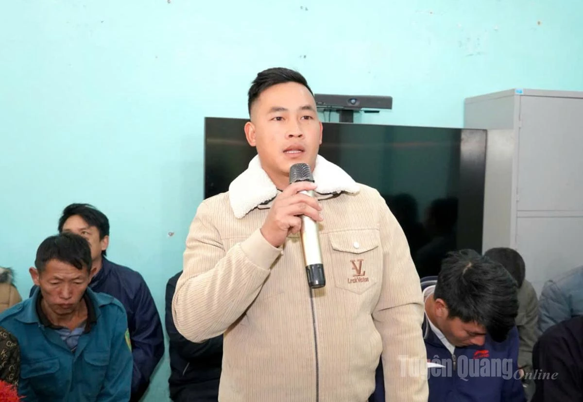 손비사 페탄 마을의 로 반 퐁 유권자가 유권자 회의에서 연설을 했습니다.