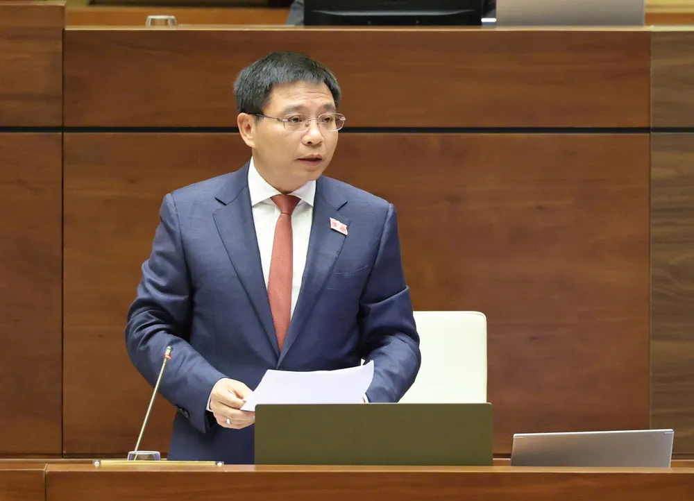 El ministro de Finanzas, Nguyen Van Thang, habló para explicar y aclarar una serie de cuestiones planteadas por los diputados de la Asamblea Nacional en la mañana del 26 de noviembre. Foto: QUANG PHUC