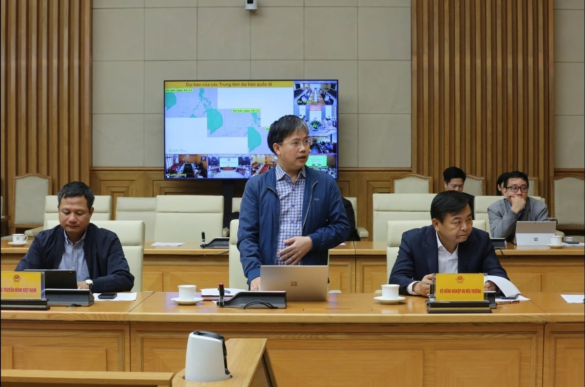 Ông Mai Văn Khiêm, Giám đốc Trung tâm Dự báo Khí tượng Thủy văn Quốc gia (Cục Khí tượng Thủy văn, Bộ Nông nghiệp và Môi trường) thông tin về dự báo quỹ đạo, cường độ bão số 15. Ảnh: VOV.