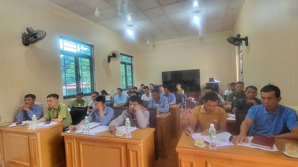 Cán bộ kiểm lâm và người dân các thôn, bản tham dự buổi họp công tác quản lý, bảo vệ rừng tại xã Mường Nhà, tỉnh Điện Biên. Ảnh: Hoàng Châu. 