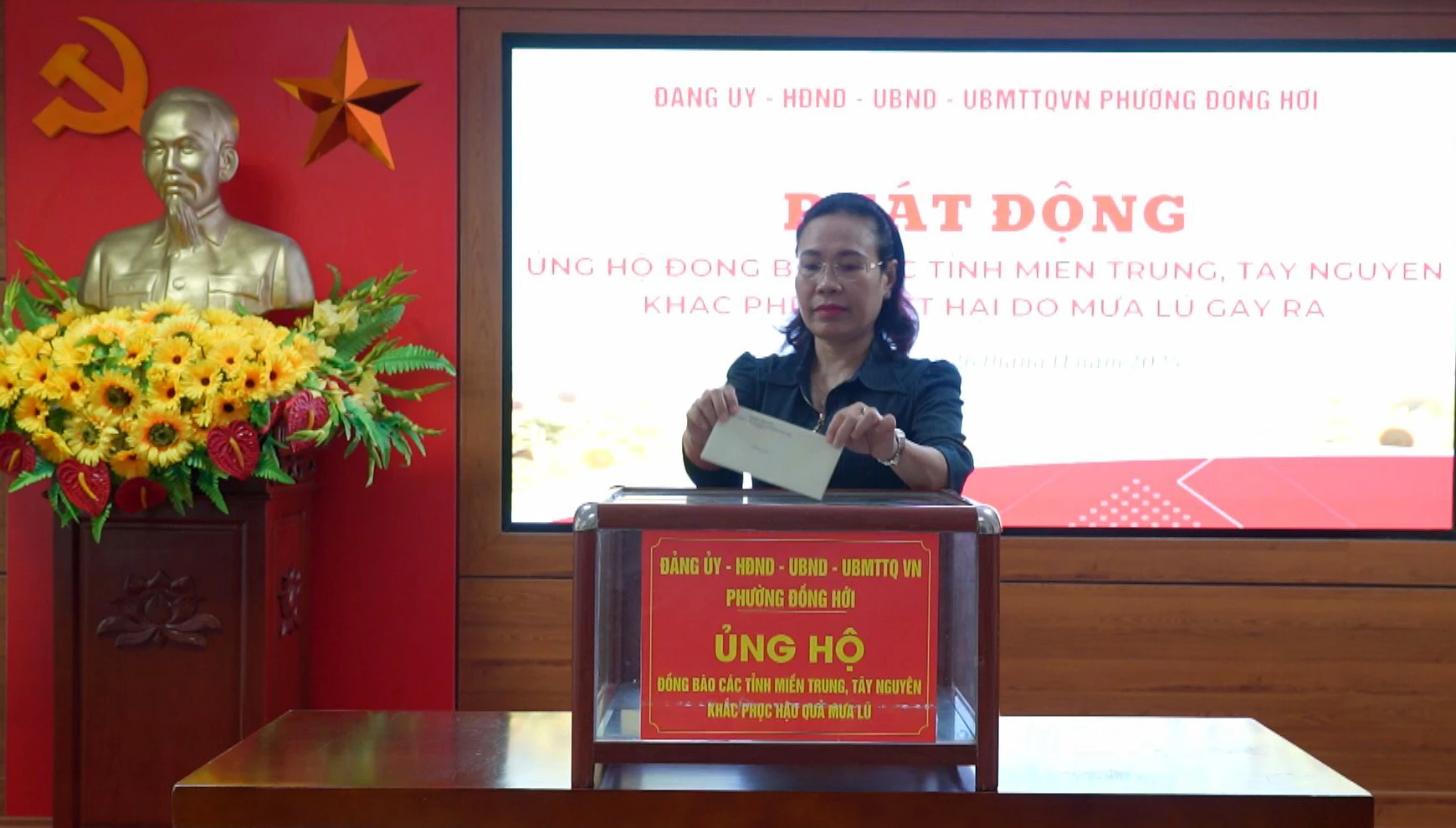 Comrade Pham Thi Han, member of the Provincial Party Standing Committee, Secretary of the Dong Hoi Ward Party Committee, contributed funds to support people in flood-affected areas. Photo: H.Tr