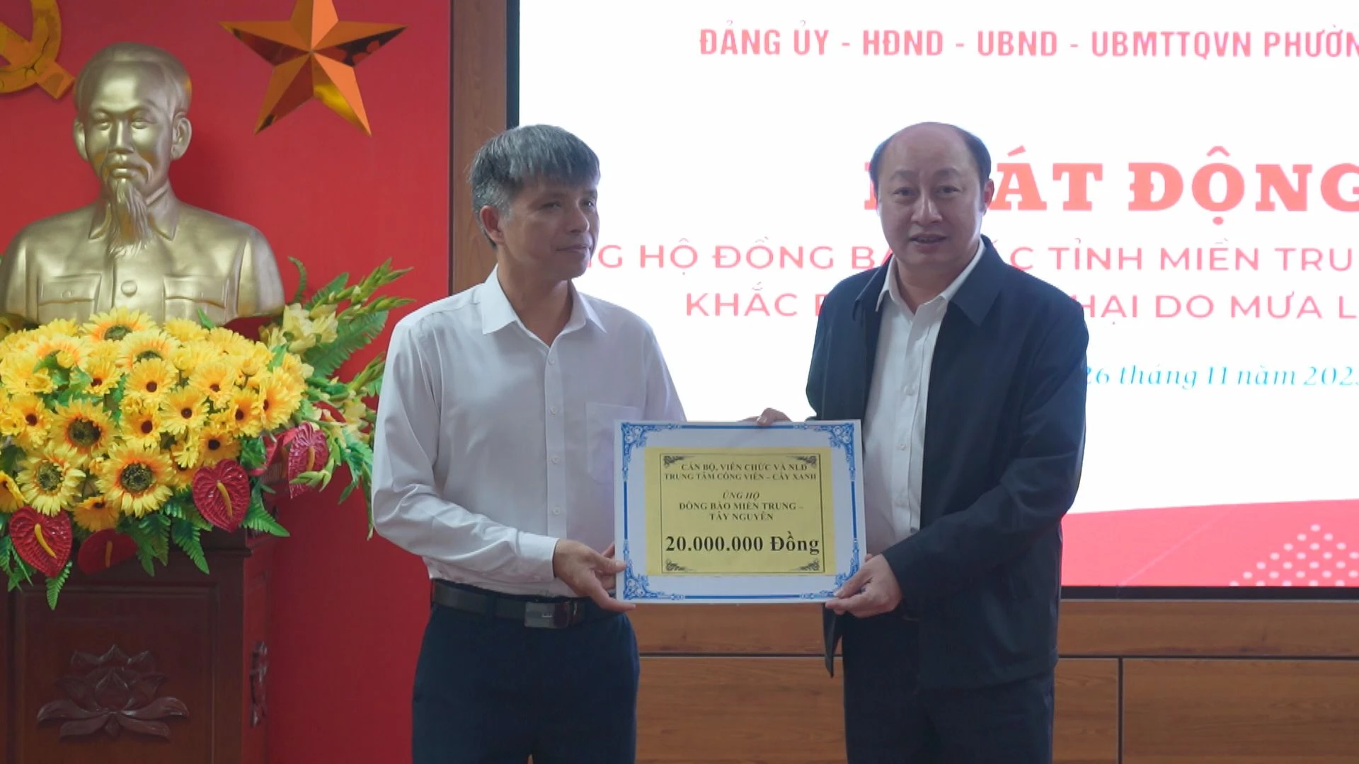 Representatives of agencies and units presented funds to support people in overcoming the consequences of floods. Photo: H.Tr