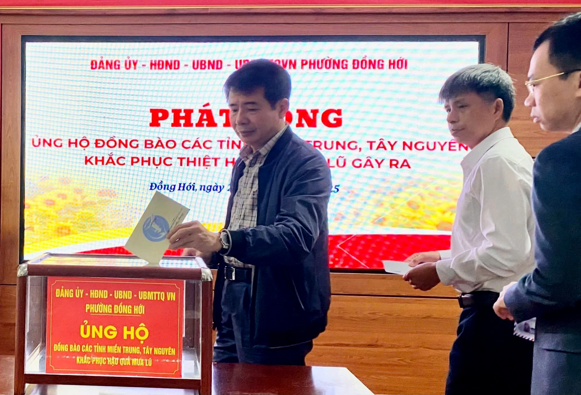 Ward leaders and representatives of local units contributed funds to support people in flood-affected areas. Photo: H.Tr.