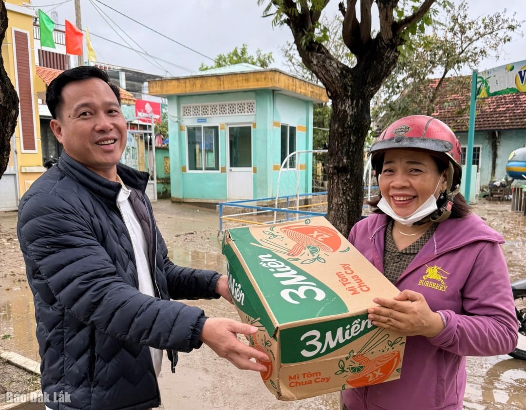 Namens het ministerie van Onderwijs en Opleiding overhandigde adjunct-directeur Luu Tien Quang geschenken en moedigde hij het personeel en de leraren van de kleuterschool Hoa Tri, gemeente Phu Hoa 2, aan.