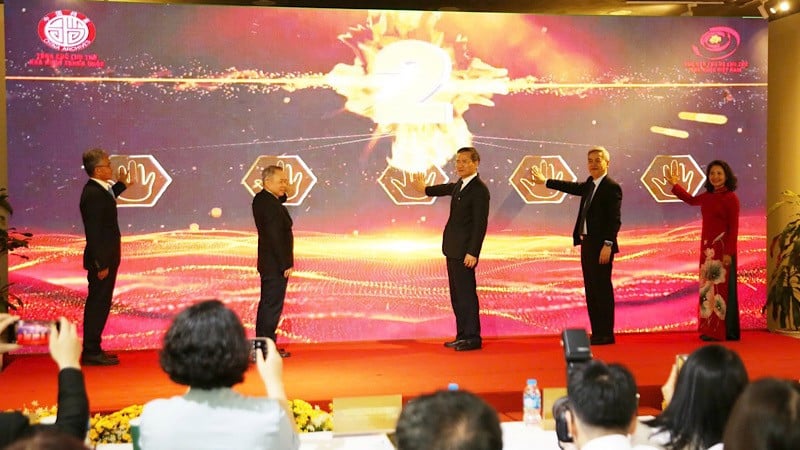 نمایندگان دکمه را فشار دادند تا نمایشگاه افتتاح شود.