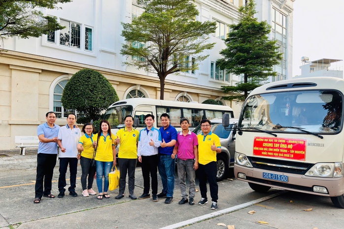 Nhiều trường ĐH, CĐ hỗ trợ học phí, quà cho sinh viên, học sinh các tỉnh bị thiên tai - Ảnh 2.