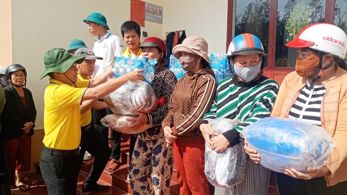 Nhiều trường ĐH, CĐ hỗ trợ học phí, quà cho sinh viên, học sinh các tỉnh bị thiên tai - Ảnh 5.