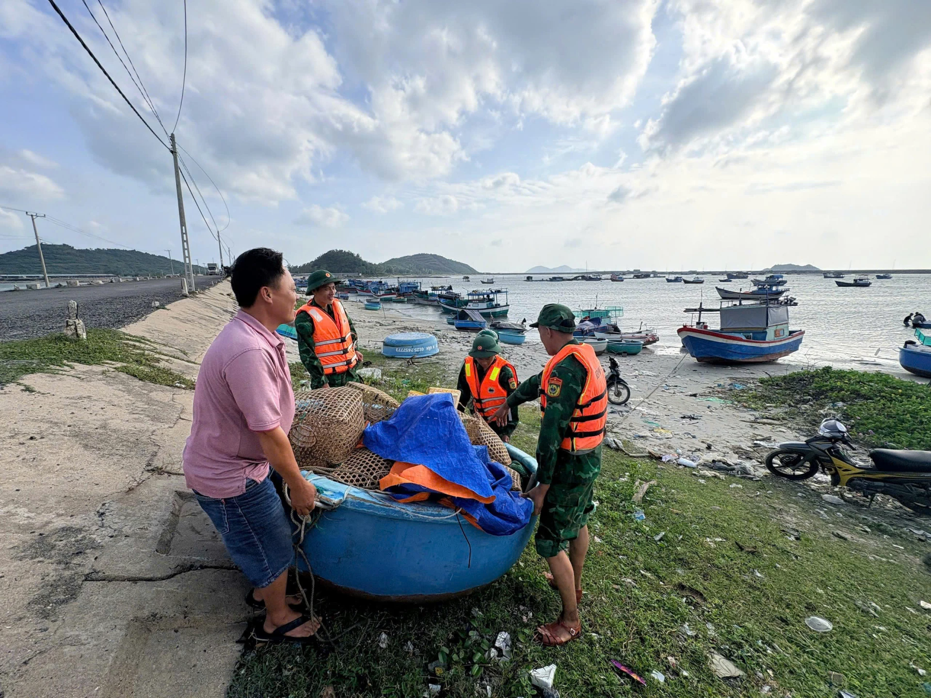 មន្ត្រី​និង​ទាហាន​នៃ​ប៉ុស្តិ៍​ការពារ​ព្រំដែន Ninh Phuoc ជួយ​ប្រជាជន​ផ្លាស់​ប្តូរ​របស់របរ​ទៅ​កាន់​ទី​សុវត្ថិភាព។