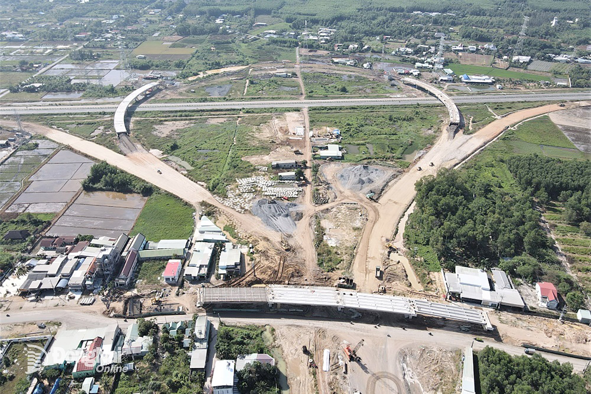 The intersection of Ring Road 3 - Ho Chi Minh City with Ben Luc - Long Thanh Expressway is the largest intersection of Component 3 Project. Up to now, contractors have completed the construction of 12/14 spans, completed 12/14 bridge decks; at the same time, the construction is underway to complete the remaining 2 bridge abutments. Photo: Pham Tung 