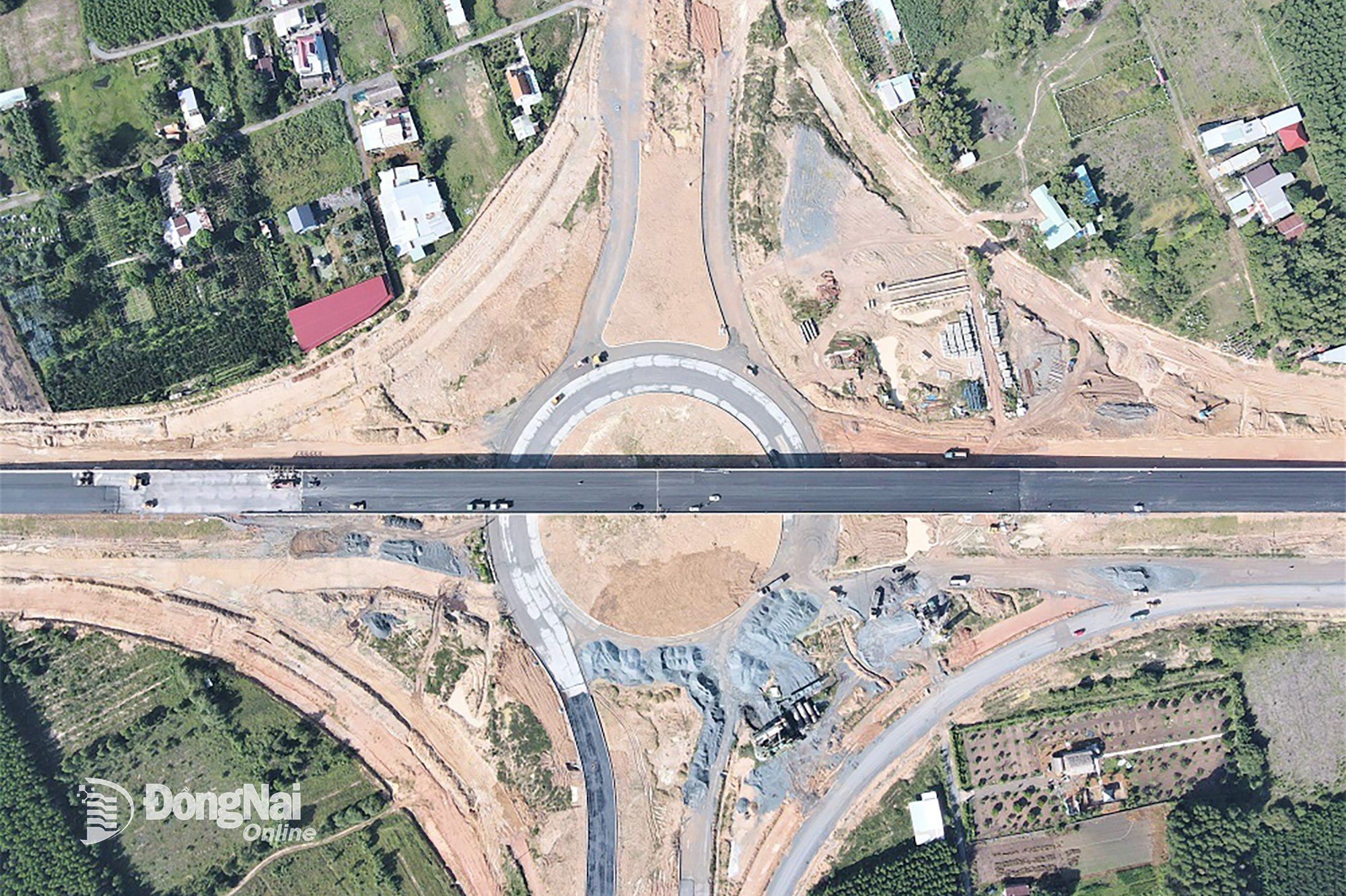 The intersection of Ring Road 3 - Ho Chi Minh City with Provincial Road 25C has basically completed all items, and is constructing the retaining wall and asphalt concrete pavement at the bridgehead. Photo: Pham Tung 