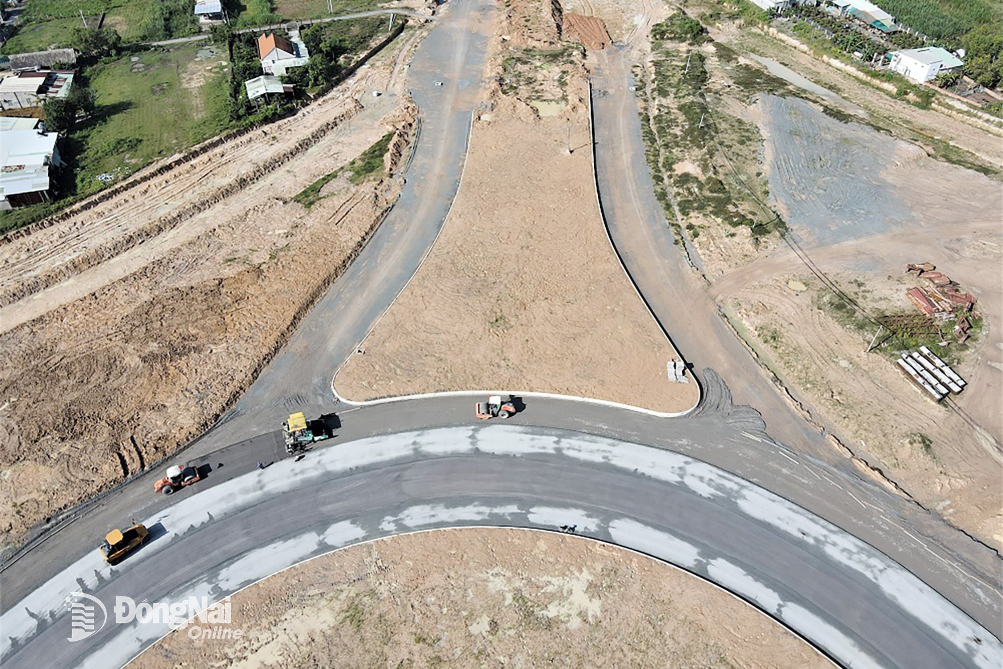 Contractors deploy many machines and equipment to soon complete the intersection of Ring Road 3 - Ho Chi Minh City with Provincial Road 25C. Photo: Pham Tung 