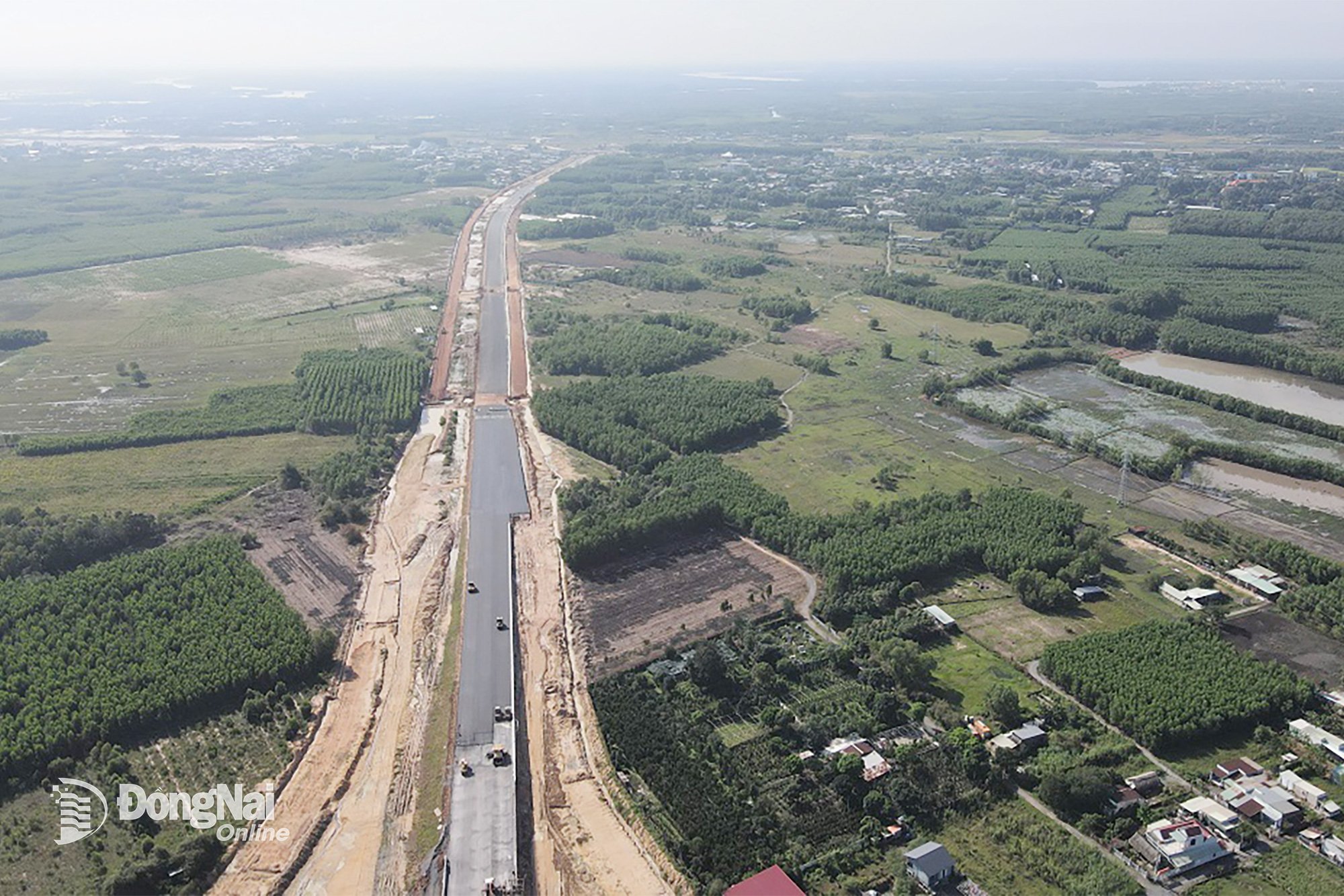 To complete the technical traffic opening target of the project before December 19, 2025, contractors are speeding up the construction progress of asphalt concrete paving on sections of Project Component 3, Ring Road 3 Project - Ho Chi Minh City. Photo: Pham Tung 