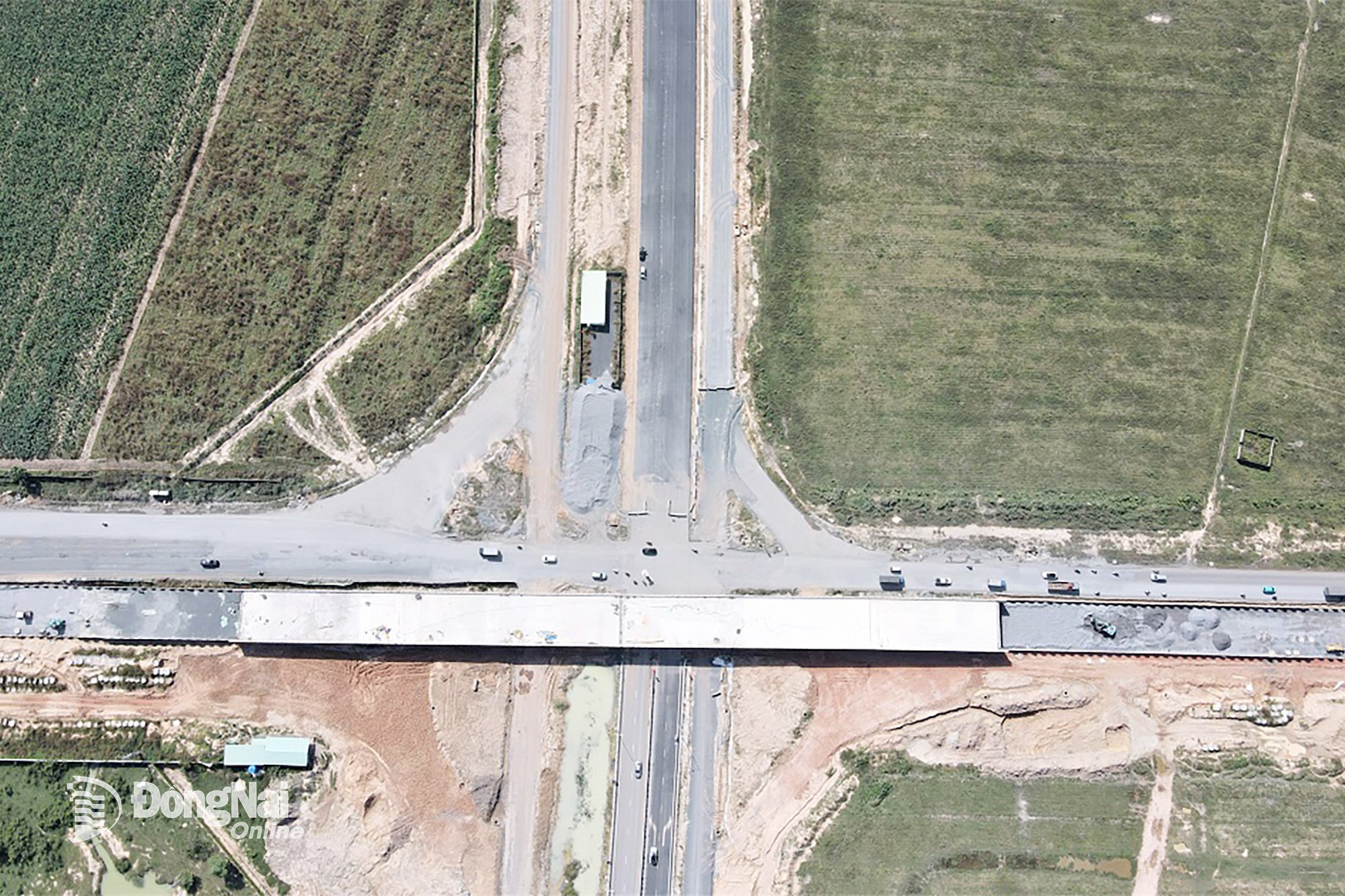 The intersection of Ring Road 3 - Ho Chi Minh City with Provincial Road 25B, in Nhon Trach Commune, is the end point of the expressway invested and built by Dong Nai Province, and the items have basically been completed. The contractor is implementing the construction of the road section at both ends of the overpass. Photo: Pham Tung 