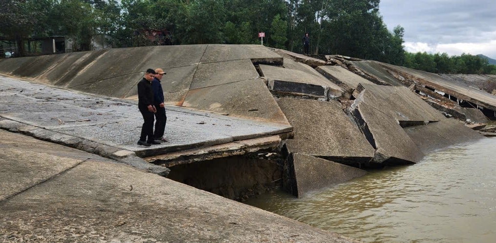 ໄພນ້ຳຖ້ວມເມື່ອບໍ່ດົນມານີ້ ໄດ້ສ້າງຄວາມເສຍຫາຍໃຫ້ວຽກງານຊົນລະປະທານຫຼາຍຮ້ອຍແຫ່ງຢູ່ແຂວງ ກວາງຫງາຍ. ພາບ: L.K. Đợt mưa lũ vừa qua đã khiến hàng trăm công trình thủy lợi ở Quảng Ngãi bị hư hỏng. Ảnh: L.K.