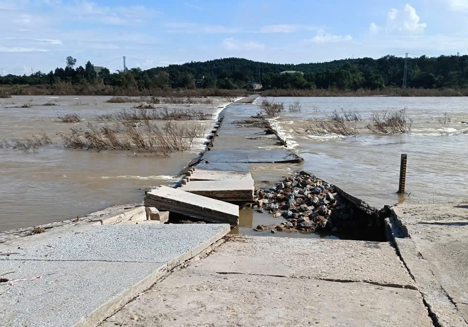 ຄາດຄະເນຄວາມເສຍຫາຍຂອງວຽກງານຊົນລະປະທານແຂວງ ກວາງນາມ ຍ້ອນໄພນ້ຳຖ້ວມແມ່ນປະມານ 700 ຕື້ດົ່ງ. ພາບ: L.K. Ước tính mức độ thiệt hại các công trình thủy lợi trên địa bàn tỉnh Quảng Ngãi do mưa lũ khoảng 700 tỷ đồng. Ảnh: L.K.