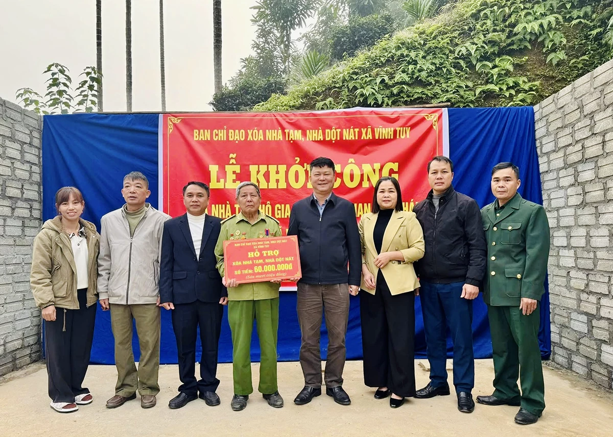 ການ​ນຳ​ຕາ​ແສງ​ວິ້ງ​ຕື​ໄດ້​ມອບ​ເງິນ​ໜູນ​ຊ່ວຍ​ການ​ກໍ່​ສ້າງ​ເຮືອນ​ຢູ່​ໃຫ້​ຄອບ​ຄົວ​ທ່ານ ຟານວັນ​ໄທ.