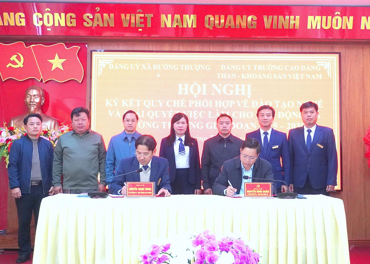 Οι ηγέτες της Κομματικής Επιτροπής της Κοινότητας Duong Thuong και της Κομματικής Επιτροπής του Κολλεγίου Άνθρακα και Ορυκτών του Βιετνάμ υπέγραψαν τον Κανονισμό Συντονισμού.