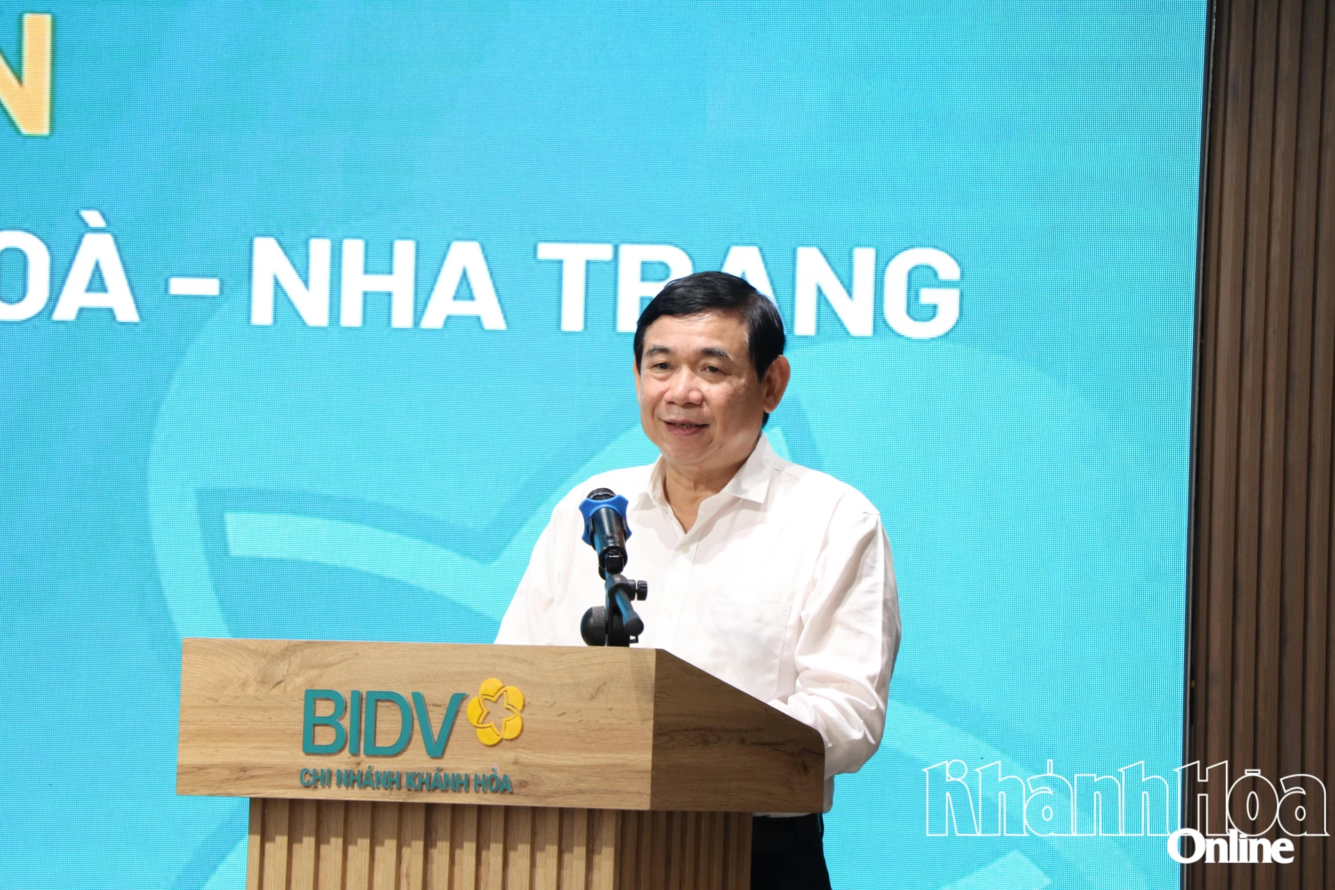 Ông Phan Đức Tú - Bí thư Đảng uỷ, Chủ tịch Hội đồng quản trị BIDV động viên cán bộ, đoàn viên, người lao động tại Khánh Hòa bị thiệt hại do mưa lũ. 