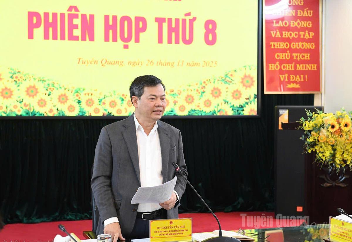 ប្រធានក្រុមប្រឹក្សាប្រជាជនខេត្ត លោក Nguyen Van Son ថ្លែងសុន្ទរកថាបញ្ចប់កិច្ចប្រជុំ។