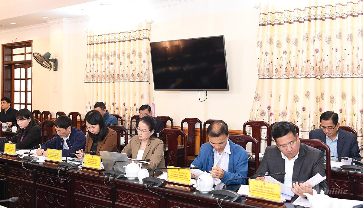 សមមិត្ត Hau Minh Loi អនុប្រធានអចិន្ត្រៃយ៍ក្រុមប្រឹក្សាប្រជាជនខេត្ត និងថ្នាក់ដឹកនាំគណៈកម្មាធិការក្រុមប្រឹក្សាប្រជាជនបានចូលរួមកិច្ចប្រជុំ។