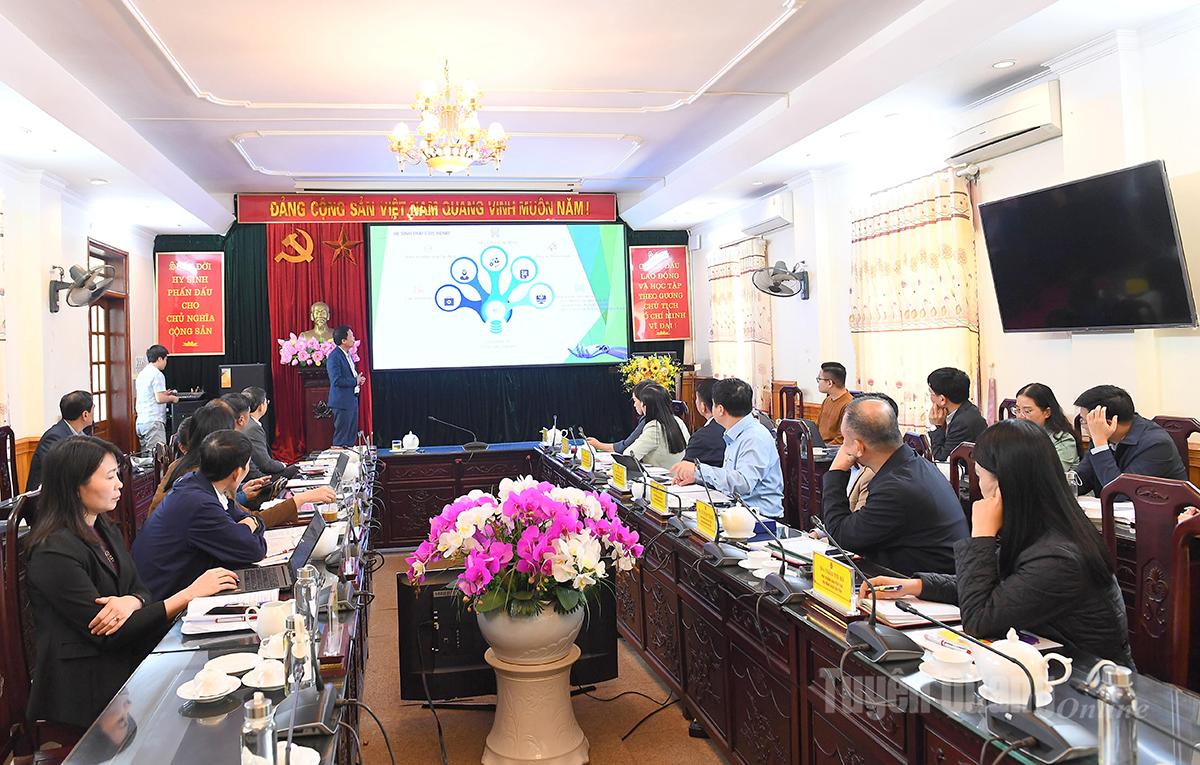 គណៈប្រតិភូបានស្តាប់ការណែនាំអំពីការអនុវត្តបញ្ញាសិប្បនិមិត្ត (AI) ក្នុងការគាំទ្រការពិនិត្យឡើងវិញលើសេចក្តីព្រាងសេចក្តីសម្រេចរបស់ក្រុមប្រឹក្សាប្រជាជនខេត្ត។