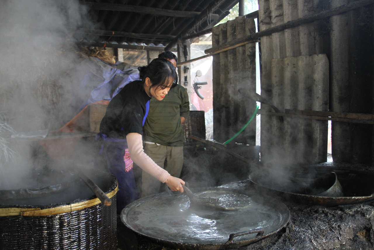  Hoai bersemangat untuk memelihara dan menyebarkan keindahan kraf tradisional Cao Bang.