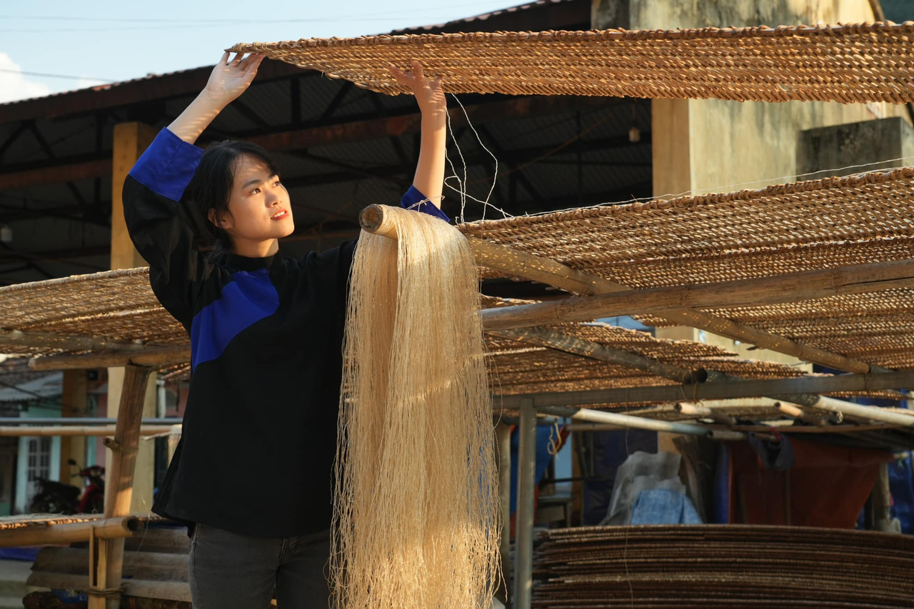 Hoai bersemangat untuk merakam setiap langkah membuat bihun orang Tay.