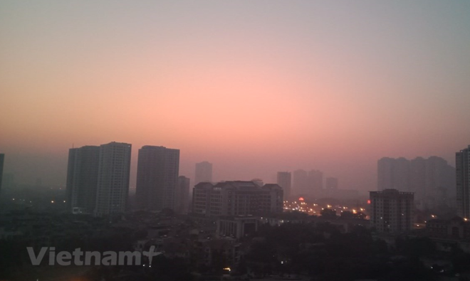 আগামী ১০ দিনের মধ্যে, হ্যানয় এবং পার্শ্ববর্তী প্রদেশগুলি বায়ু দূষণের উচ্চ ঝুঁকির সম্মুখীন হবে। (ছবি: হাং ভো/ভিয়েতনাম+)