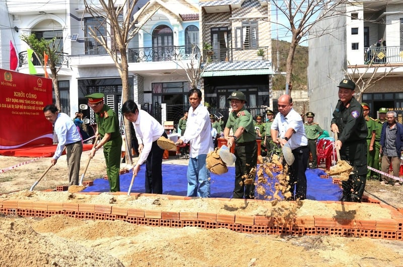 代表者たちは、暴風雨13号と洪水により倒壊した家屋の再建に着手するため、起工式を行った。写真:CACC