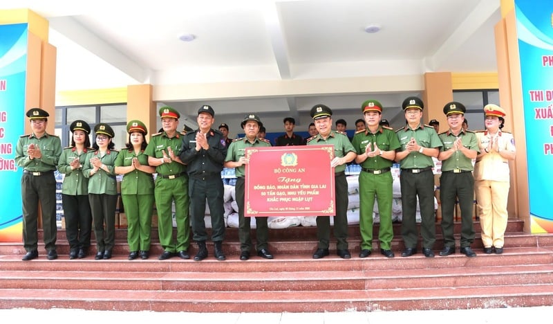 公安省の作業代表団は、洪水後の困難を乗り越えるために人々を支援するため、50トンの米と多くの必需品を寄付した。写真:CACC