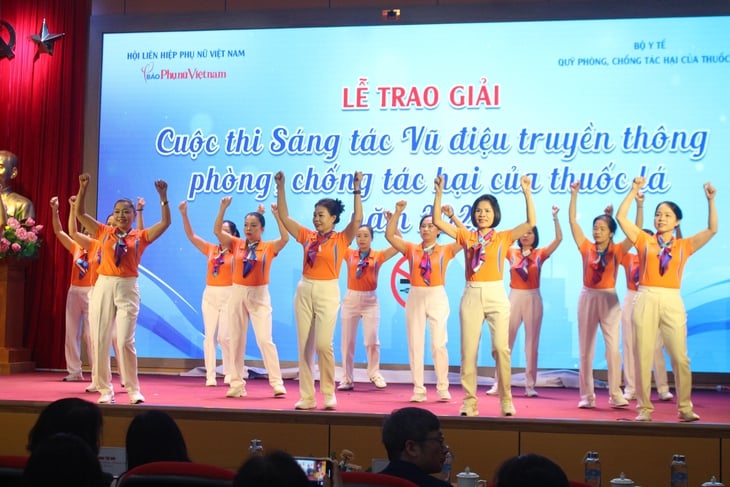 베트남은 '꼭 가져야 할 아들'이라는 고정관념으로 인해 세계 순위가 하락했습니다. - 사진 2. Việt Nam tụt hạng khoảng cảnh giới toàn cầu từ định kiến ‘phải có con trai’ - Ảnh 2.