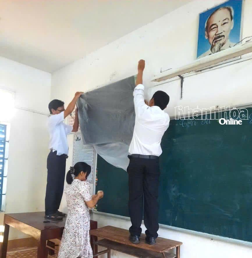 בתי הספר בקומונה משתמשים בשקיות ניילון כדי להגן על ציוד אורקולי.