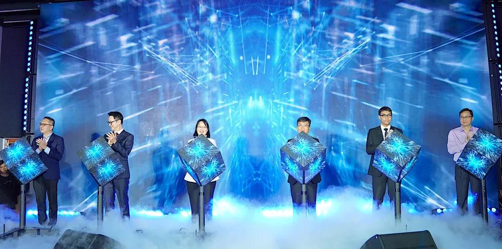 হো চি মিন সিটি উদ্ভাবন, বিজ্ঞান ও প্রযুক্তি এবং সৃজনশীল স্টার্টআপ সপ্তাহ ২০২৫ উদ্বোধনের জন্য শহরের নেতারা এবং প্রতিনিধিরা বোতাম টিপে। ছবি: কোয়াং হুই