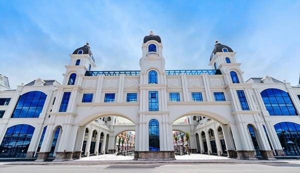 អ្នកទេសចរជិះទូកតាមព្រែកនៅ Grand World Phu Quoc។