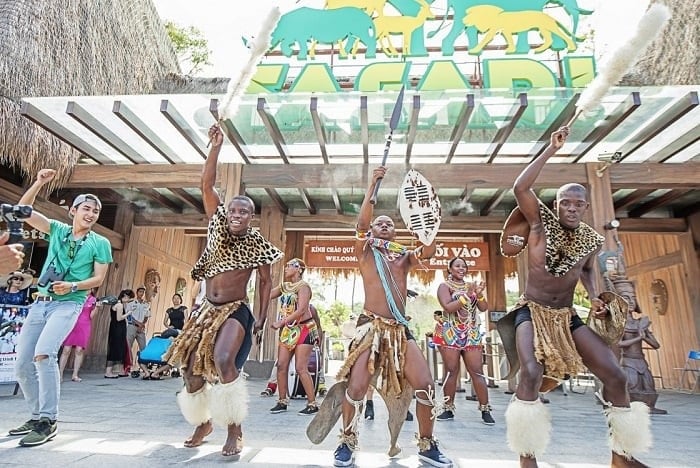 អ្នកទេសចរជិះឡានក្រុងពិសេសទៅទស្សនាតំបន់សត្វព្រៃនៅ Vinpearl Safari Phu Quoc។