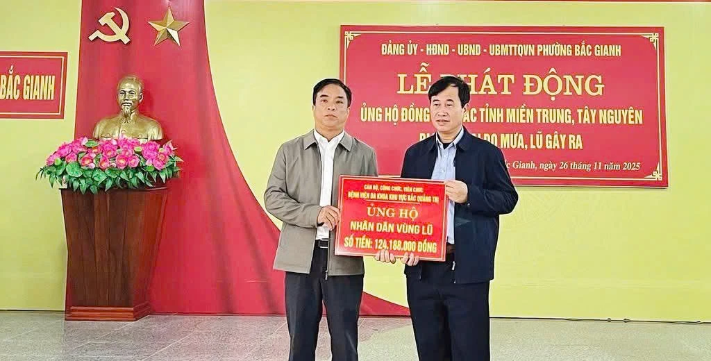 מנהיגי בית החולים הכללי האזורי צפון קוואנג טרי העניקו לוחית סמלית לתמיכה ביותר מ-124 מיליון וונד.