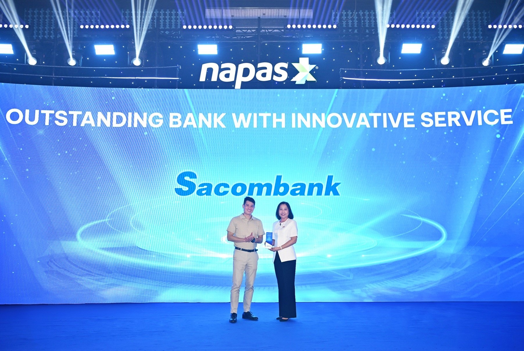 Г-жа Нгуен Фыонг Хуен (директор отдела по работе с частными клиентами) представляла банк и получила награду за реализацию банком инновационных проектов года. Bà Nguyễn Phương Huyền (Giám đốc Khối khách hàng cá nhân) đại diện ngân hàng nhận giải thưởng Ngân hàng triển khai dự án mang tính đổi mới trong năm