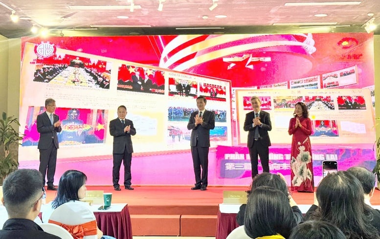 Делегати проводять церемонію відкриття виставки - Фото: VGP/Thu Giang