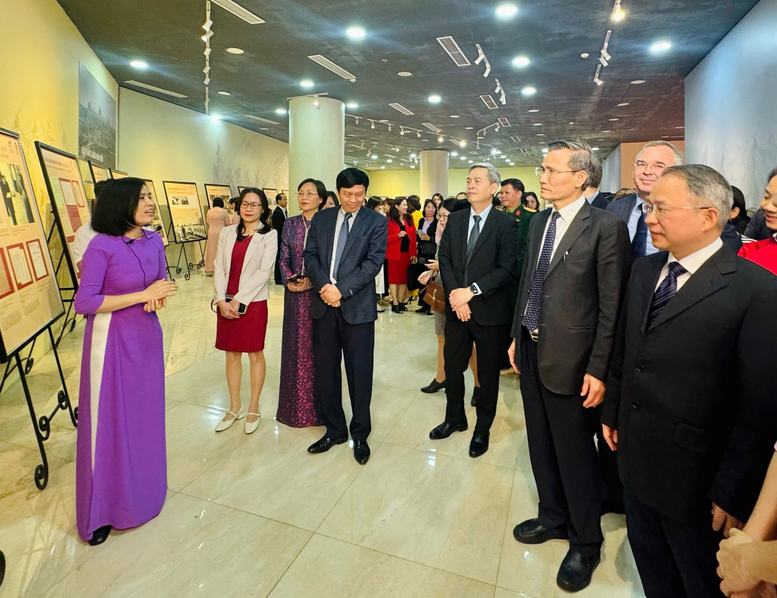 Делегати відвідують виставку - Фото: VGP/Thu Giang