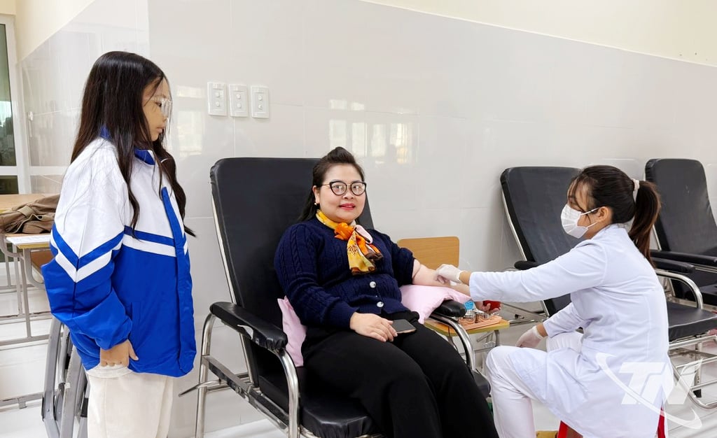 Команда волонтерів з донорства крові сімейної ради Ву-Во провінції Тхай Нгуєн та команда волонтерів з донорства крові, що відбулася 20 жовтня, з районного відділення Жіночого союзу Ліньшон, здали кров безпосередньо в лікарні загального профілю Бак Кан.