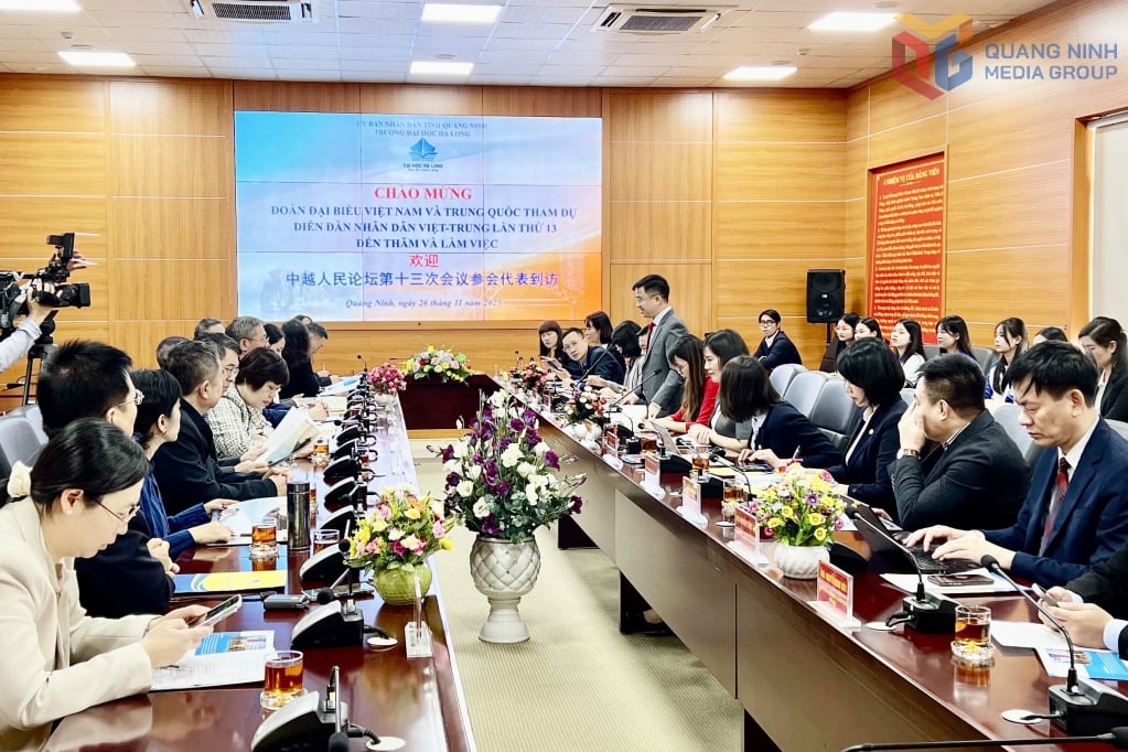 하롱대학교 총장인 응우옌 득 티엡 박사가 학교에 대한 개요를 설명했습니다.