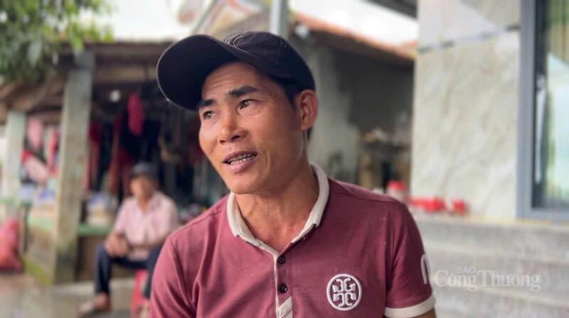 M. Dinh Xuan Son raconte à un journaliste du journal Cong Thuong l'histoire du sauvetage de personnes par M. Ho Chi Lien et M. Do Ngoc Tang.