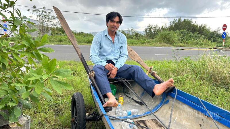 M. Do Ngoc Tang raconte comment il a ramé dans la zone inondée pour sauver des personnes.