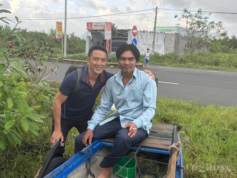 Un journaliste du quotidien Cong Thuong a pris une photo souvenir avec M. Do Ngoc Tang.